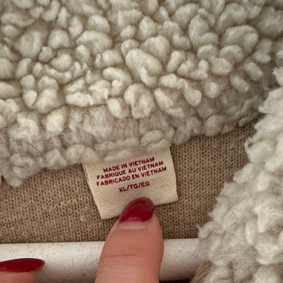 Levi’s Cozy Cream Sherpa Fleece with Yellow Accents - Picture 2 of 4